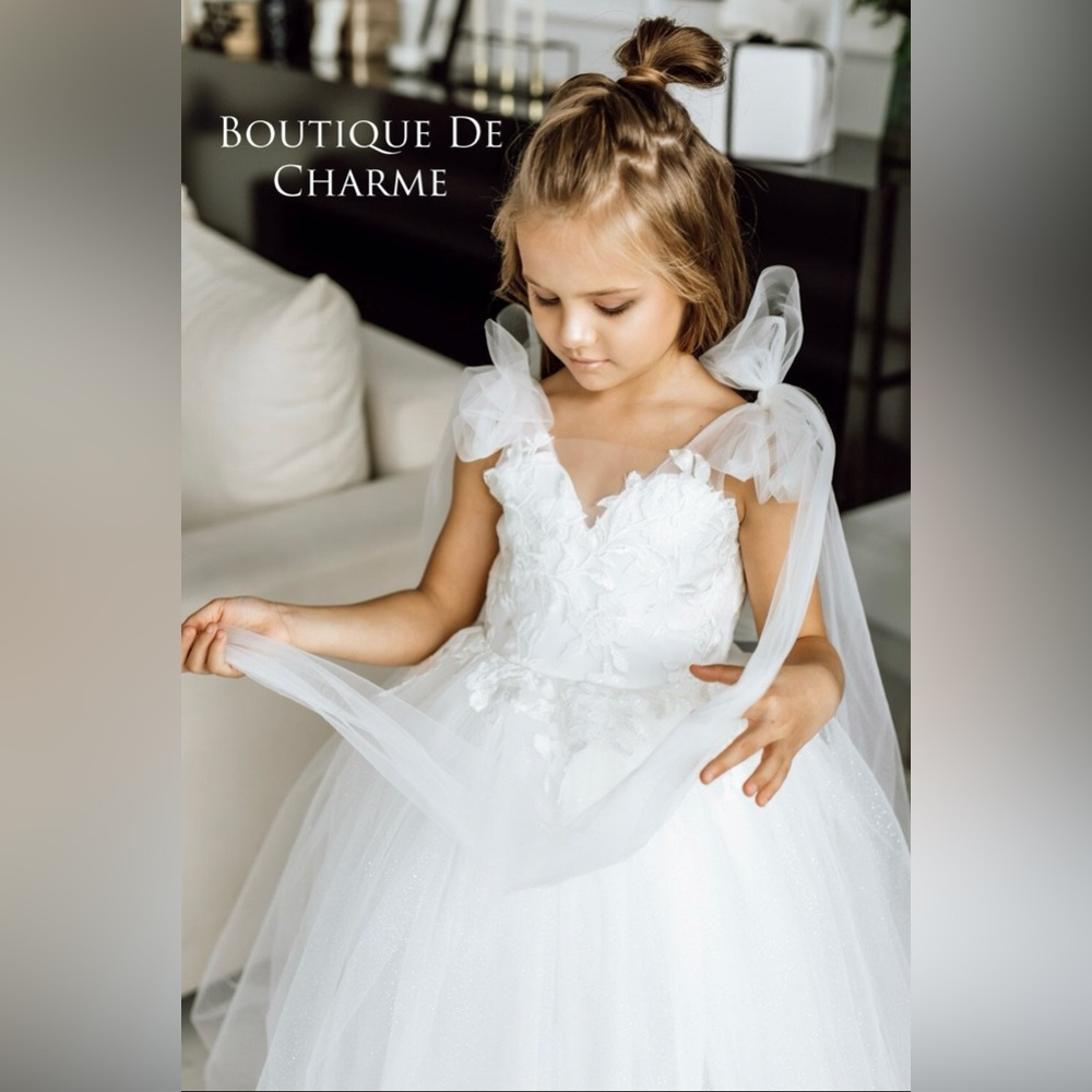 { Boutique De Charme } White Flower Girl/Mini Bride Gown